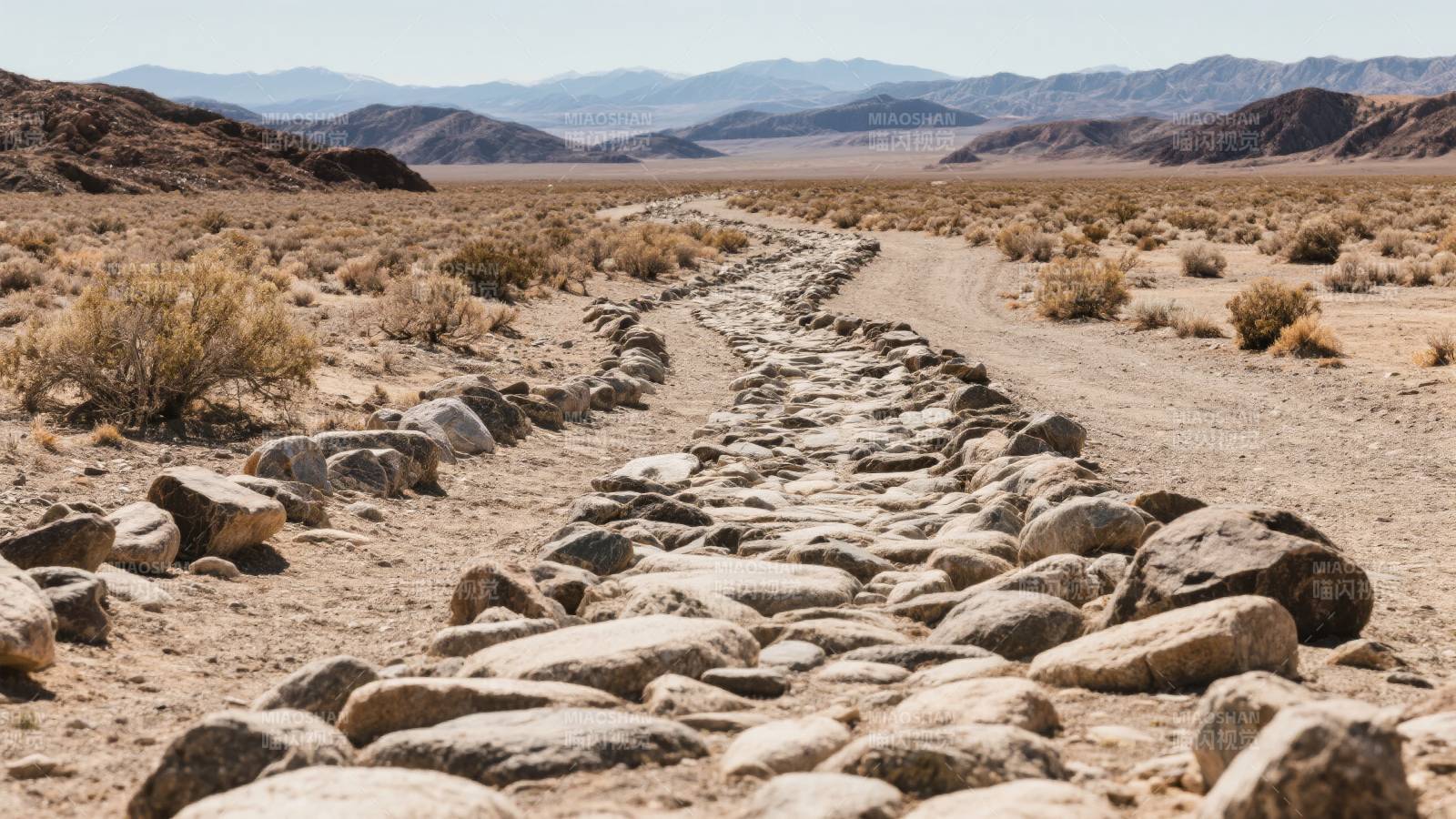 荒漠石径图片