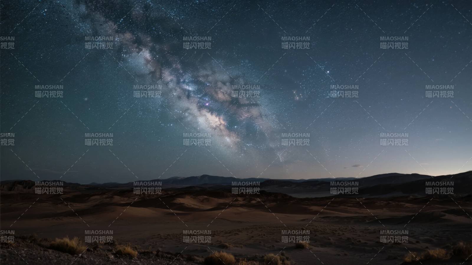 银河横跨沙漠夜空图片