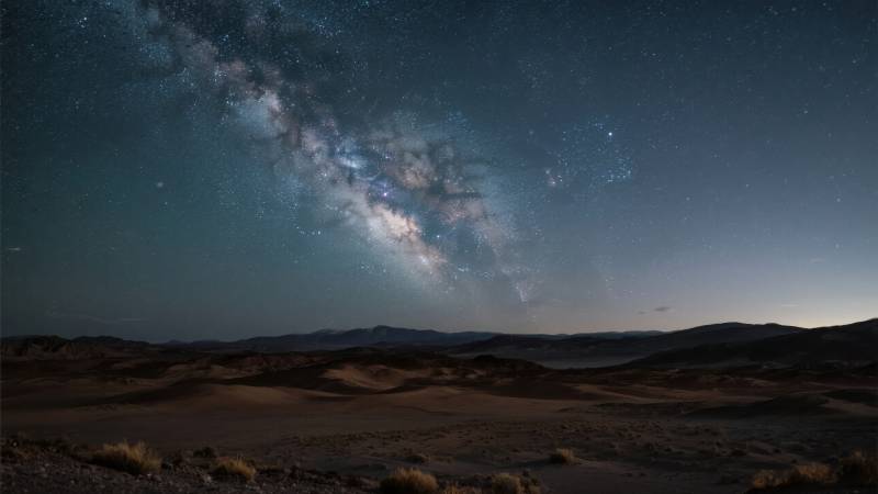 银河横跨沙漠夜空图片