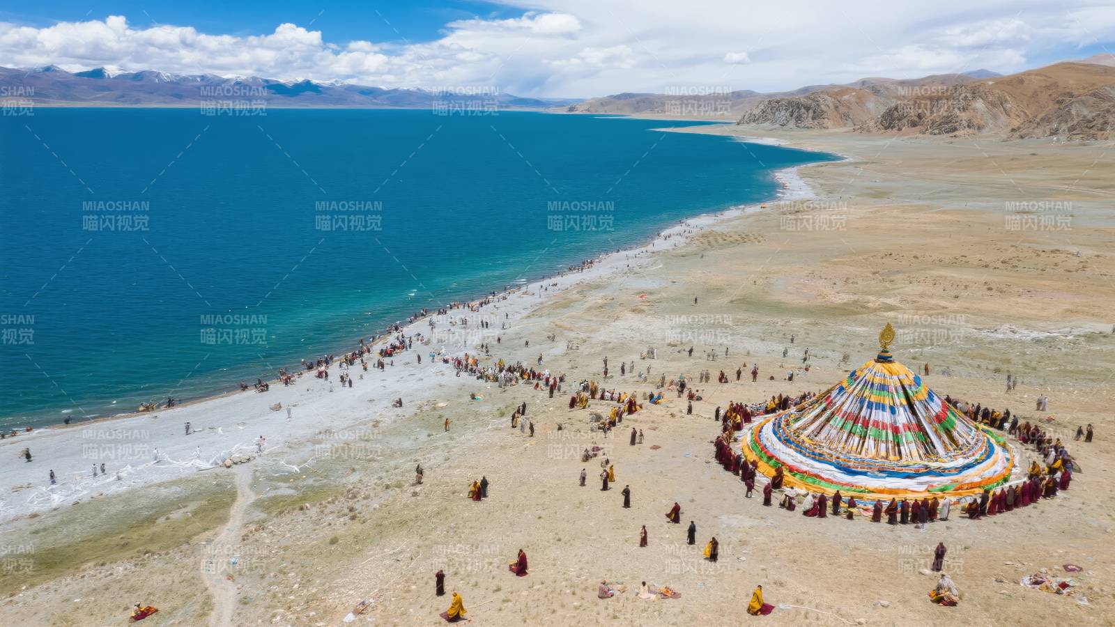 湖畔祭坛盛景图片