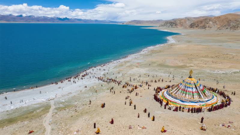 湖畔祭坛盛景图片