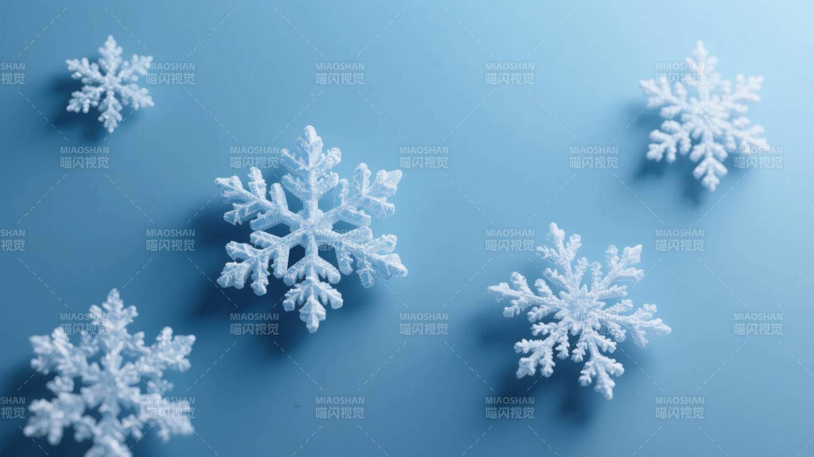 雪花飘落蓝背景图片