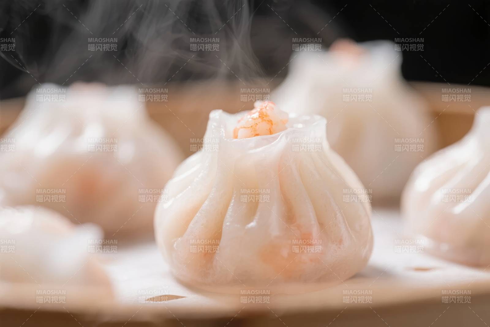 热气腾腾的虾饺图片