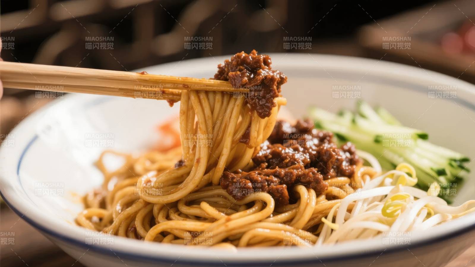 拌面配肉酱和蔬菜图片