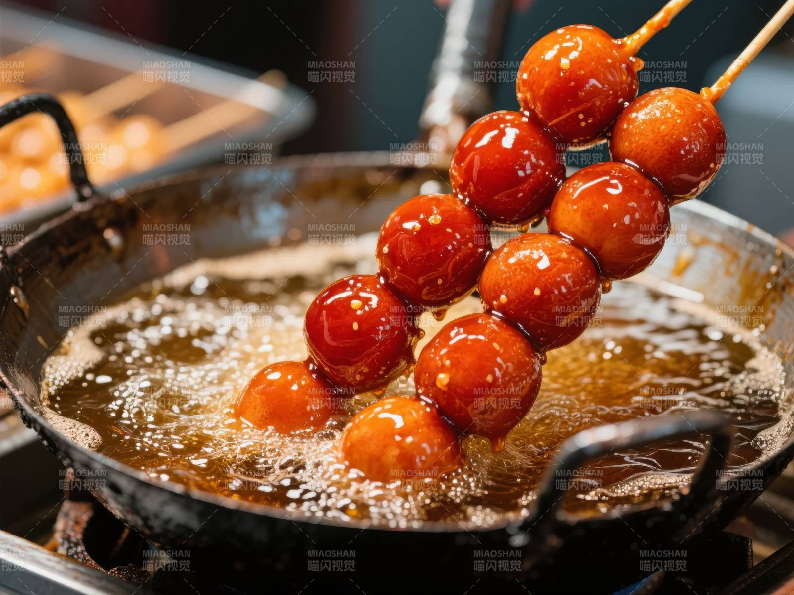 糖葫芦油炸中图片