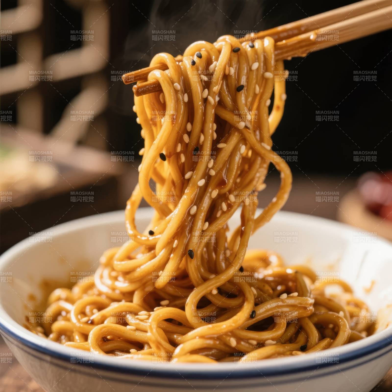 热腾腾的芝麻拌面图片