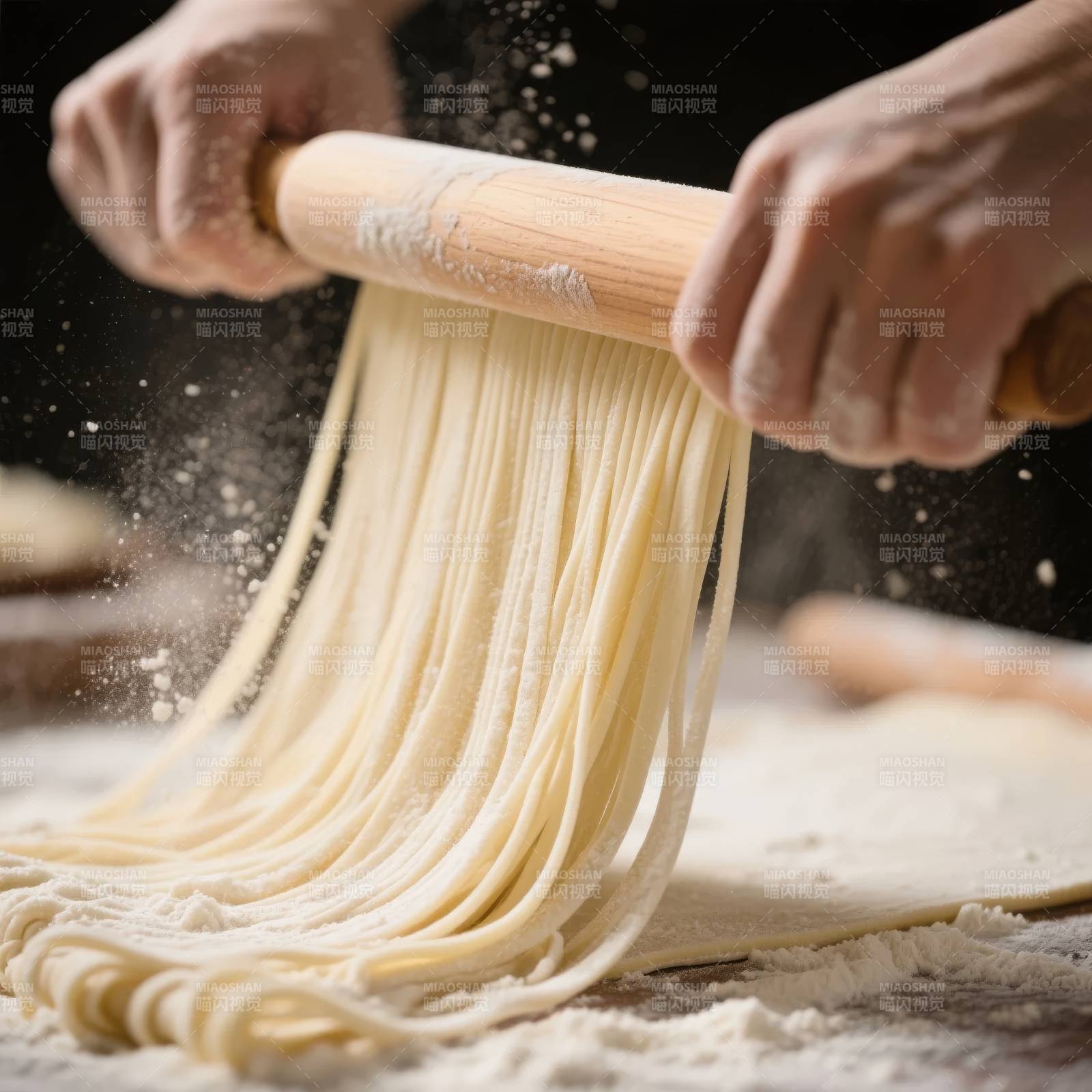 手工擀面 面粉飞舞图片