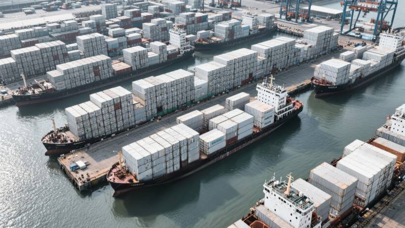 繁忙的集装箱码头图片