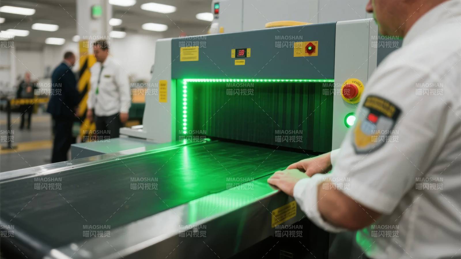 安检扫描仪工作现场图片