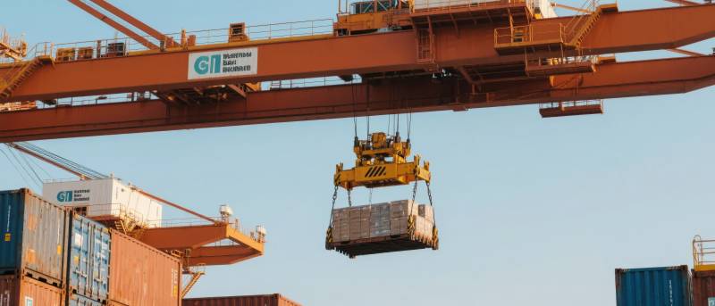 港口吊装集装箱图片