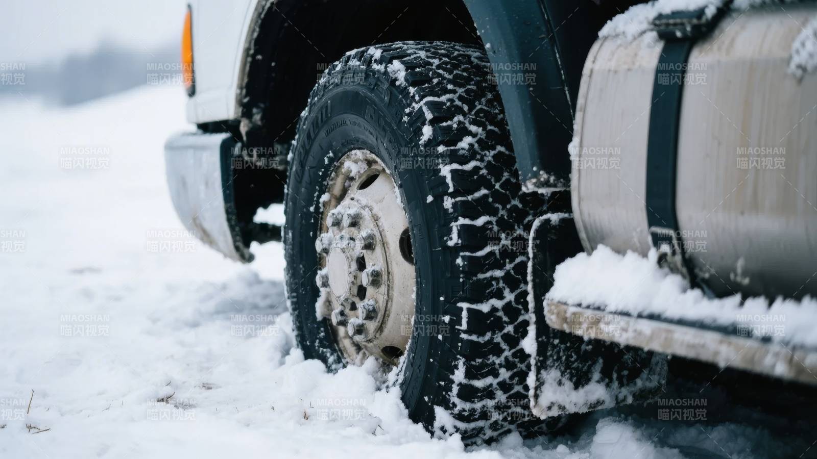 雪地卡车轮胎特写图片