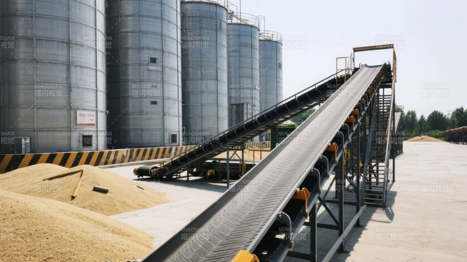 粮仓输送带作业图片