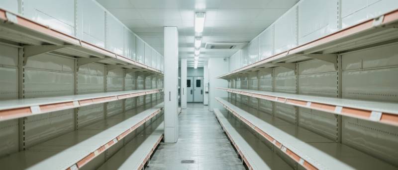 空旷的超市货架图片