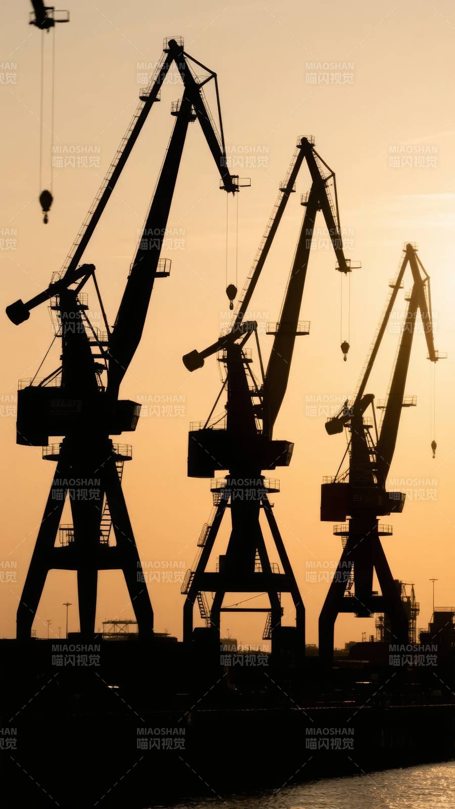 港口黄昏吊塔剪影图片
