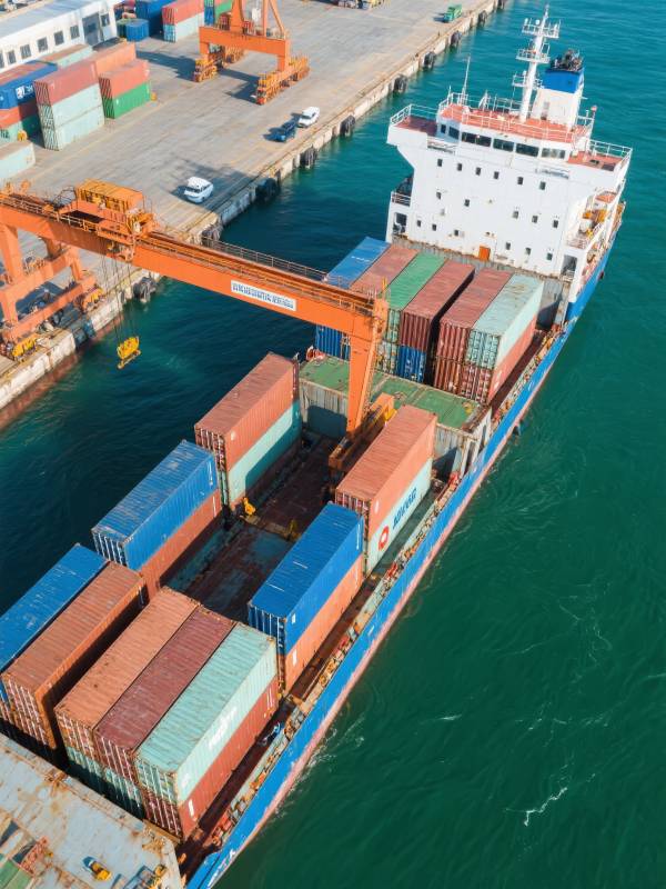 集装箱船靠港装卸图片