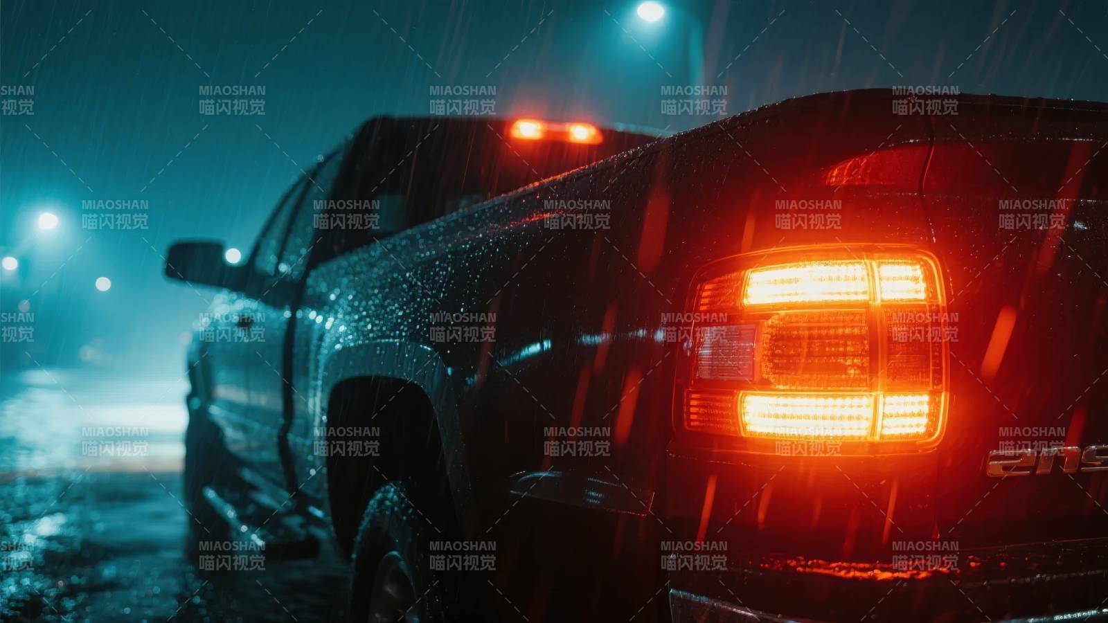 雨夜行车 尾灯闪烁图片