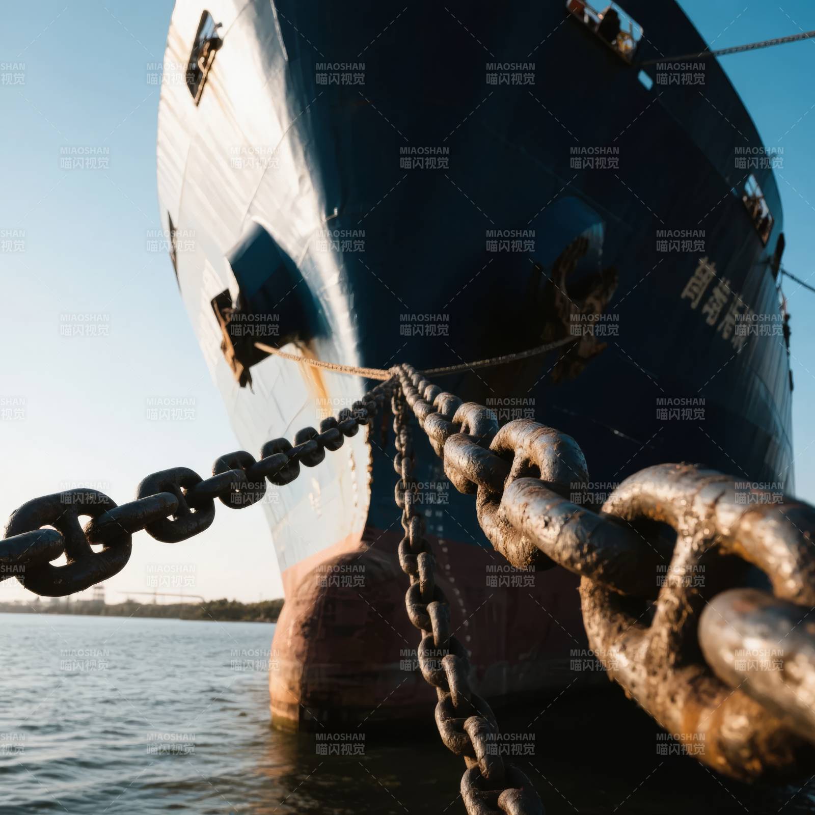 巨轮锚链近景图片