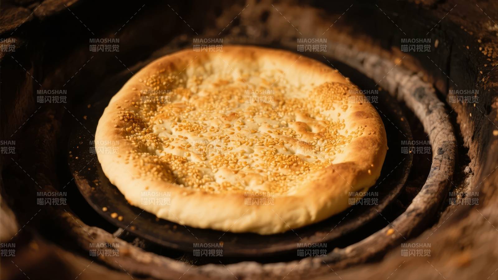 烤炉中的金黄馕饼图片