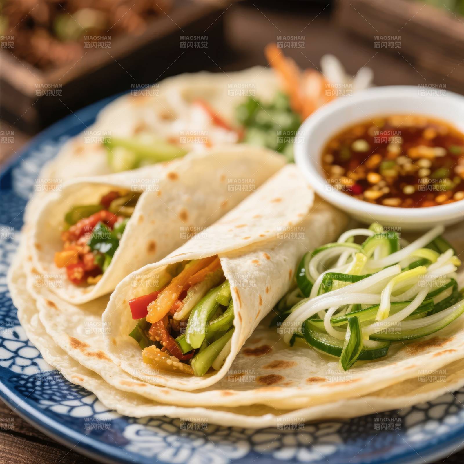 美味卷饼配蘸酱图片