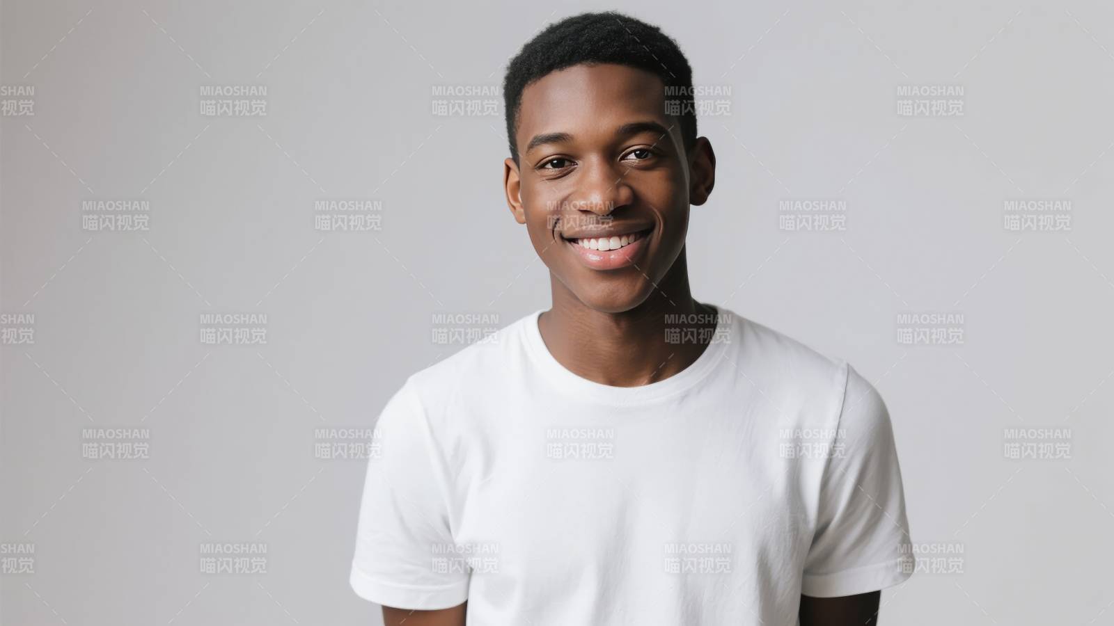 微笑青年 白衣简约图片