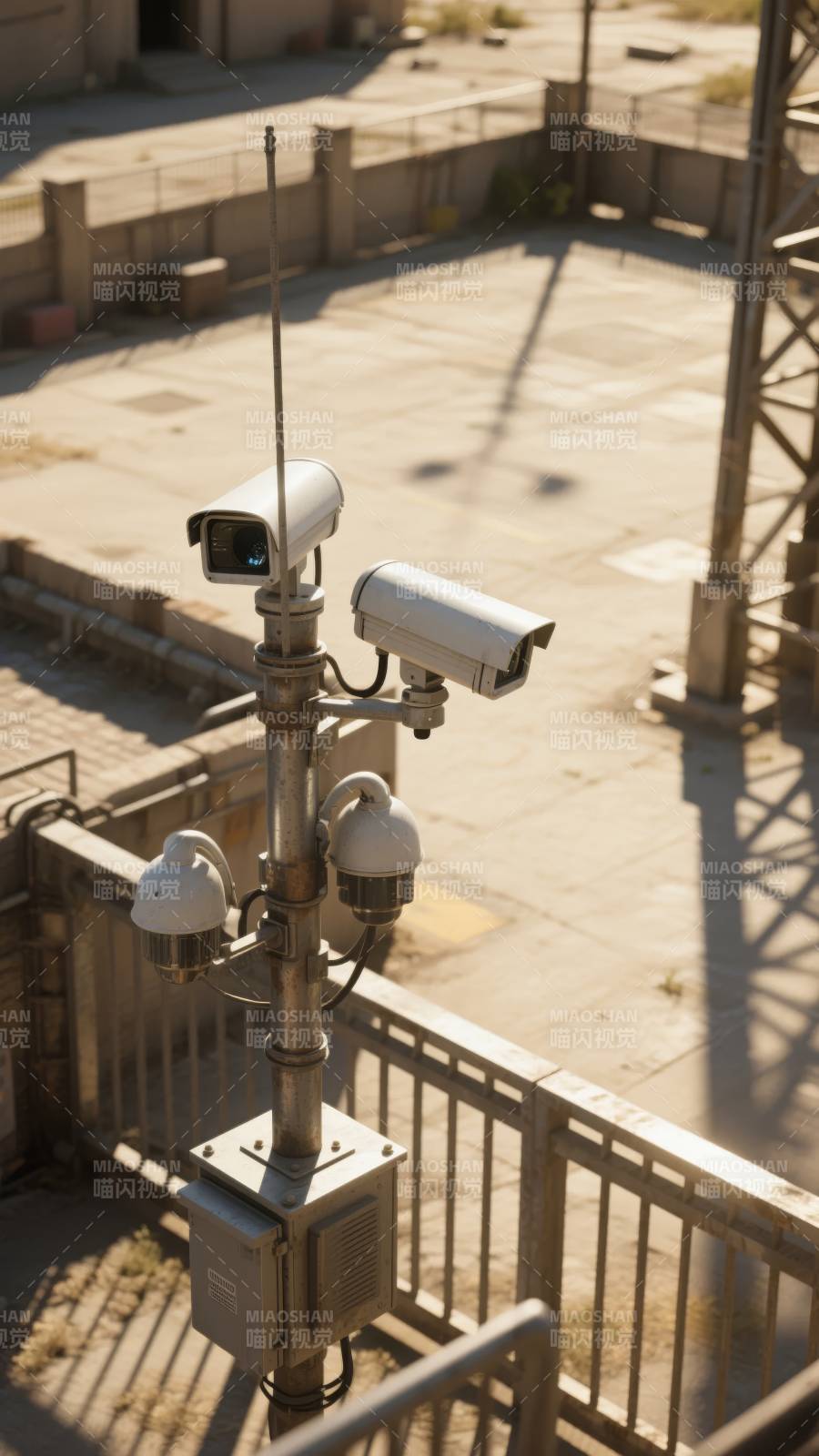监控塔上的摄像头图片