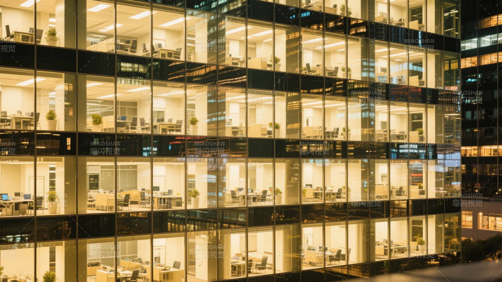 灯火通明的写字楼图片