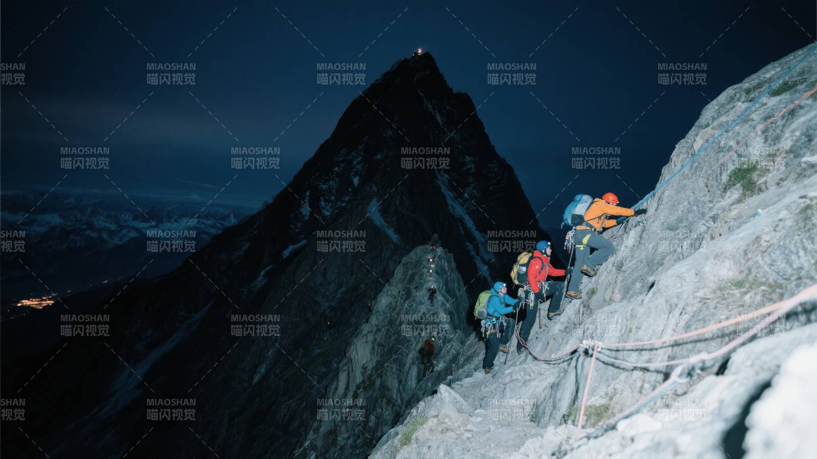 夜攀险峰图片
