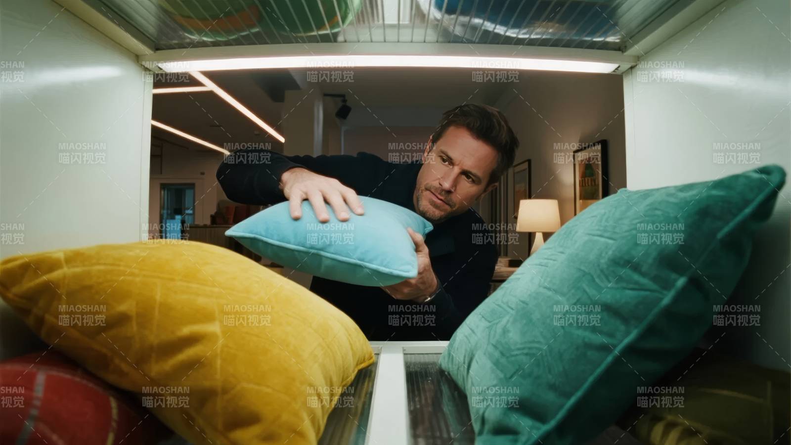 男人在柜中整理枕头图片