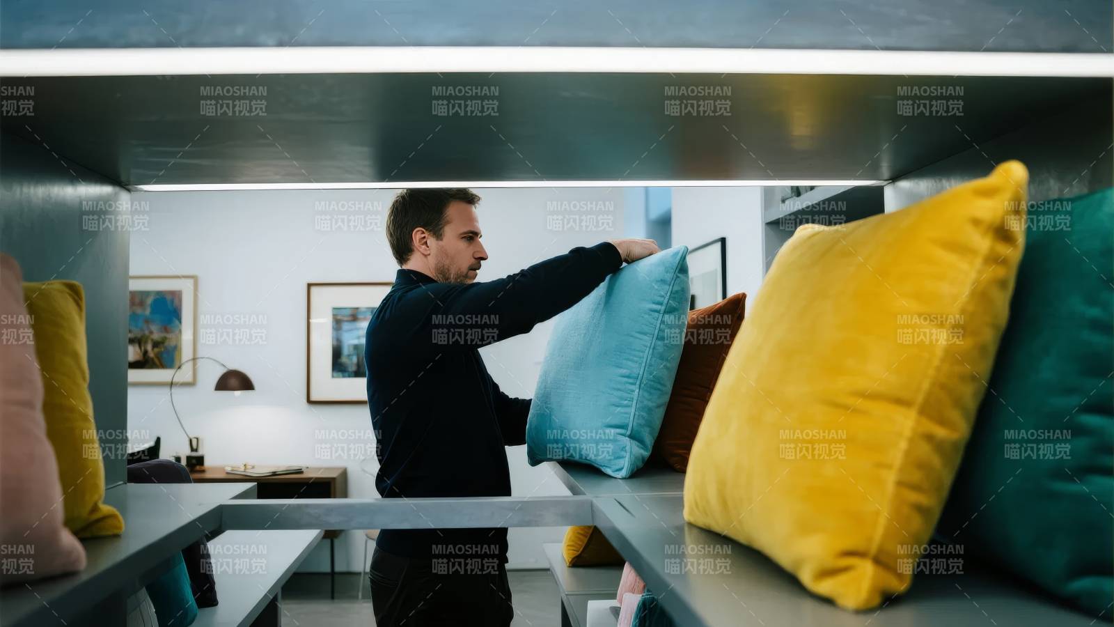 整理靠垫的男子图片