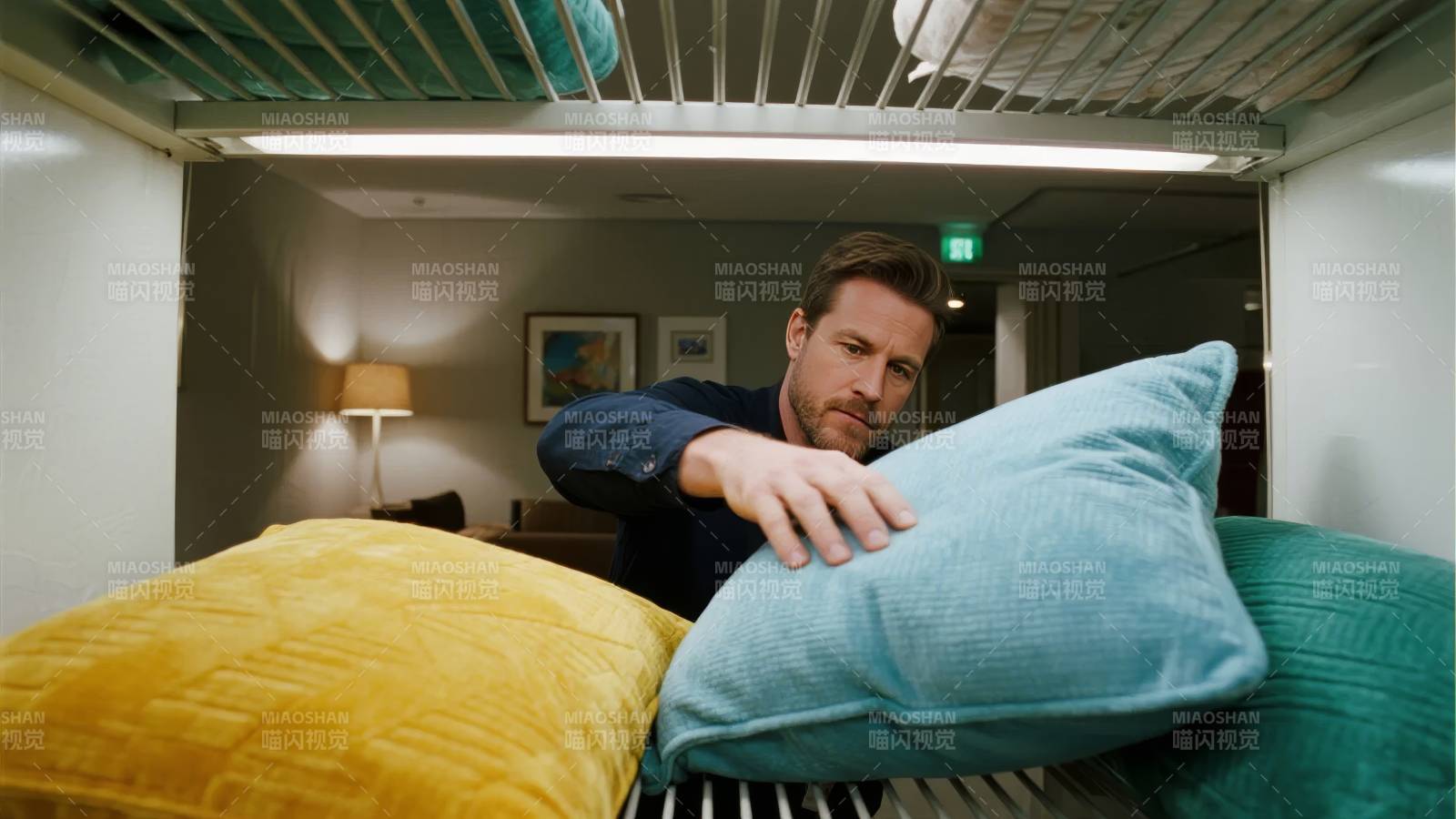 男子整理床铺枕头图片