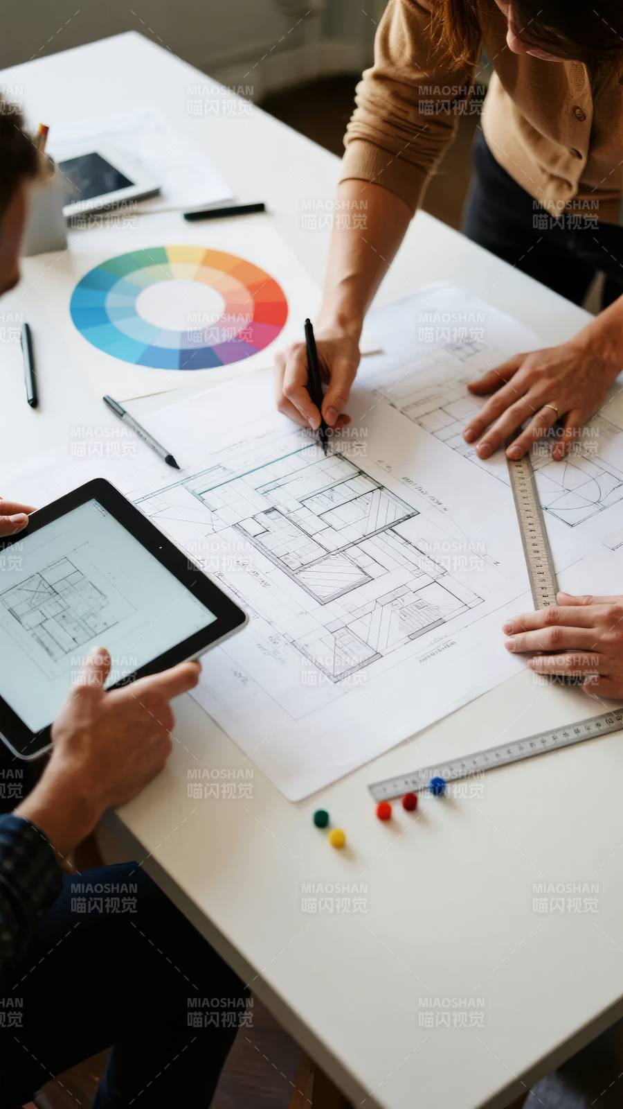 设计师协作绘图图片