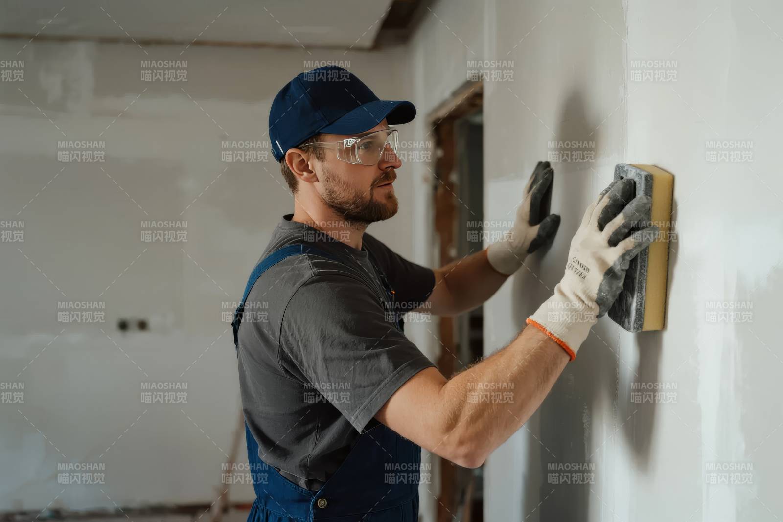 工人打磨墙面图片