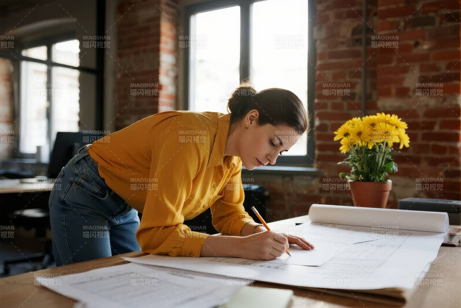 专注绘图的女性图片