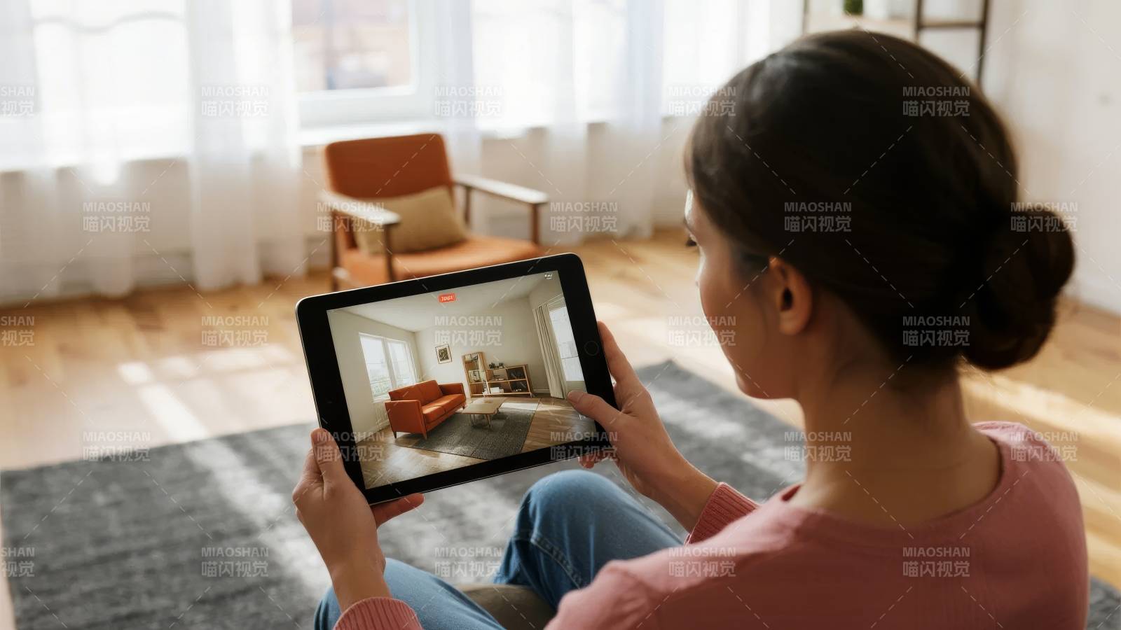 女子用平板看房间图片