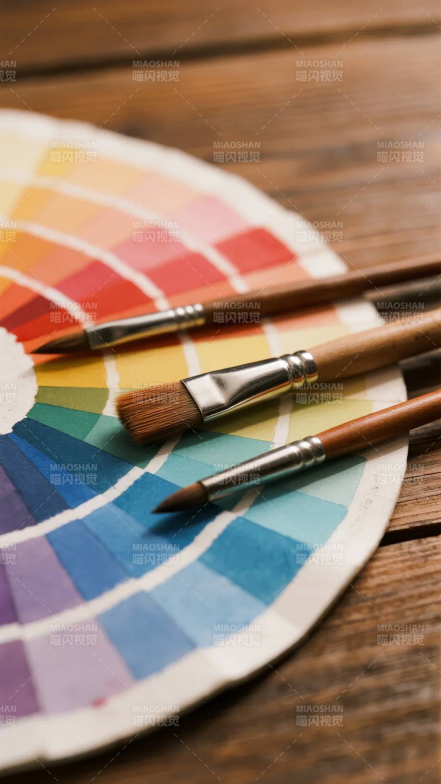 画笔与色轮图片