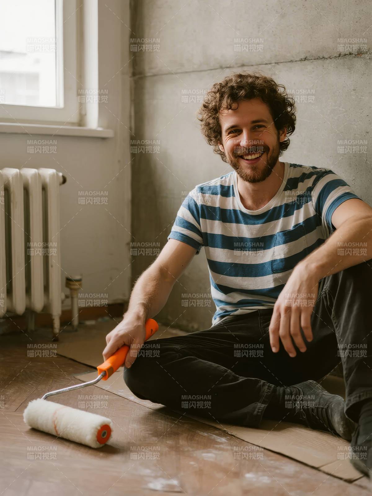 装修中的微笑男人图片