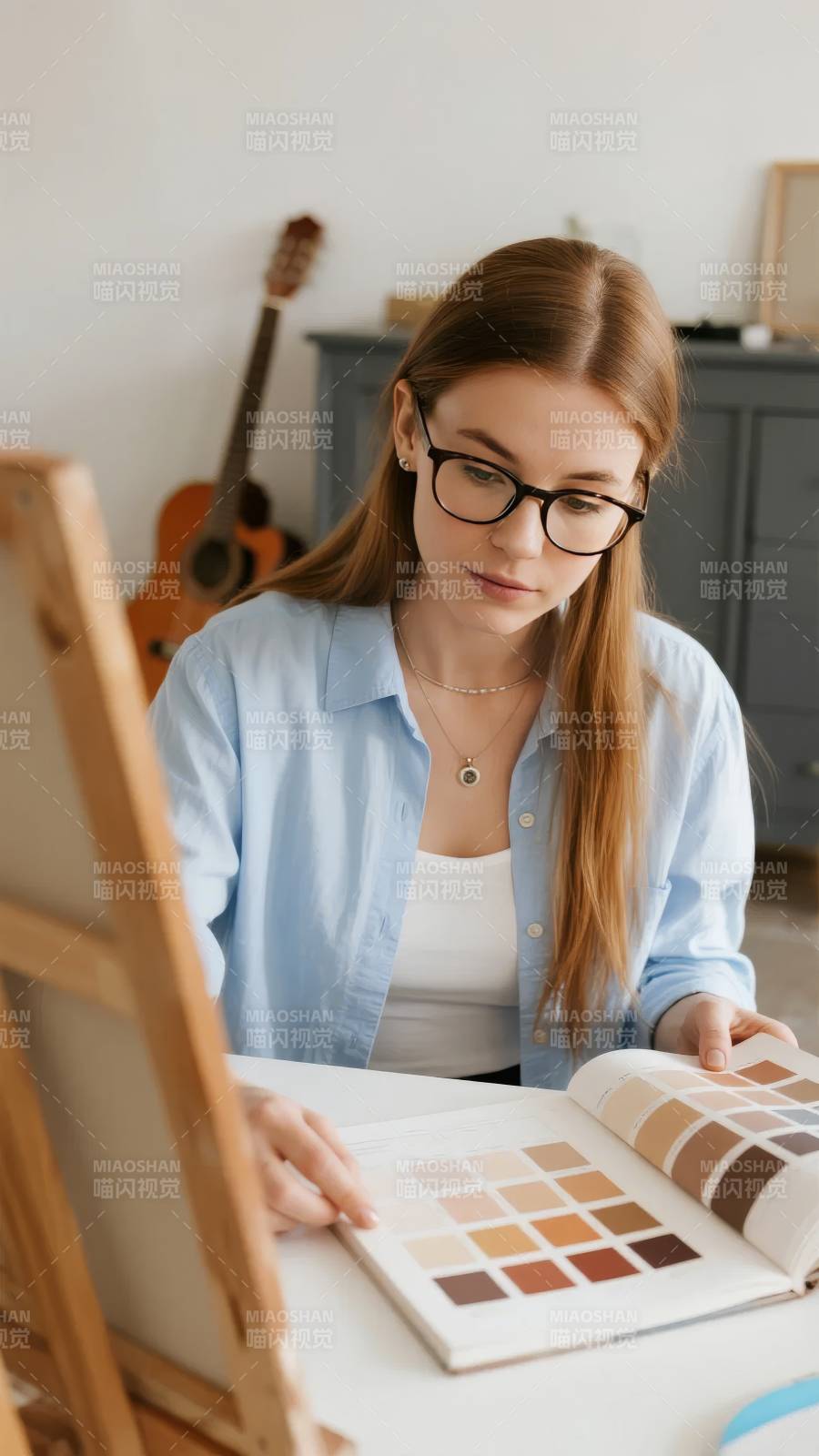 画室里的色彩选择图片