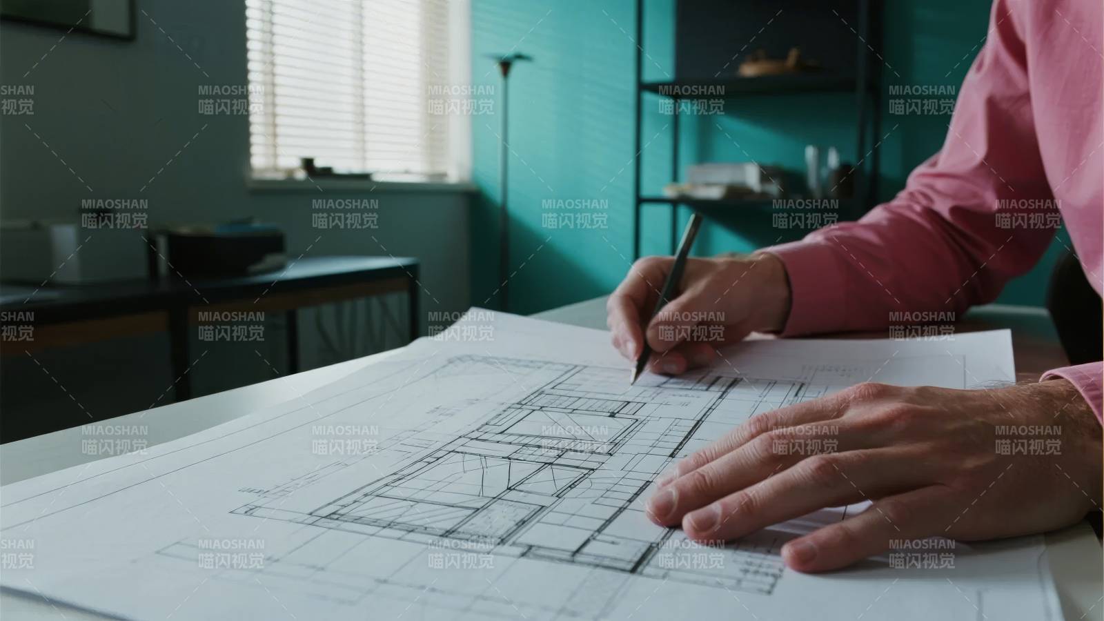 设计师绘图工作场景图片