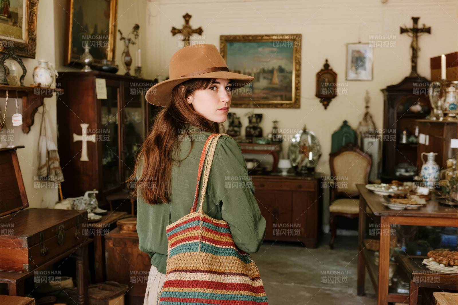 复古风女子探店图片