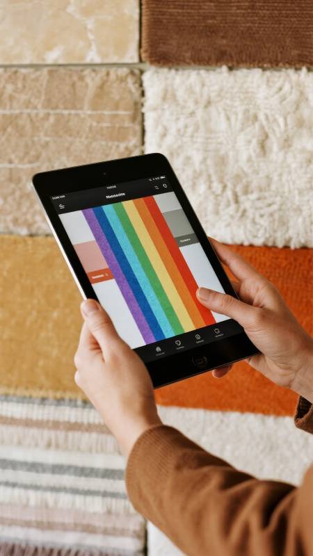 平板上的彩虹色块图片