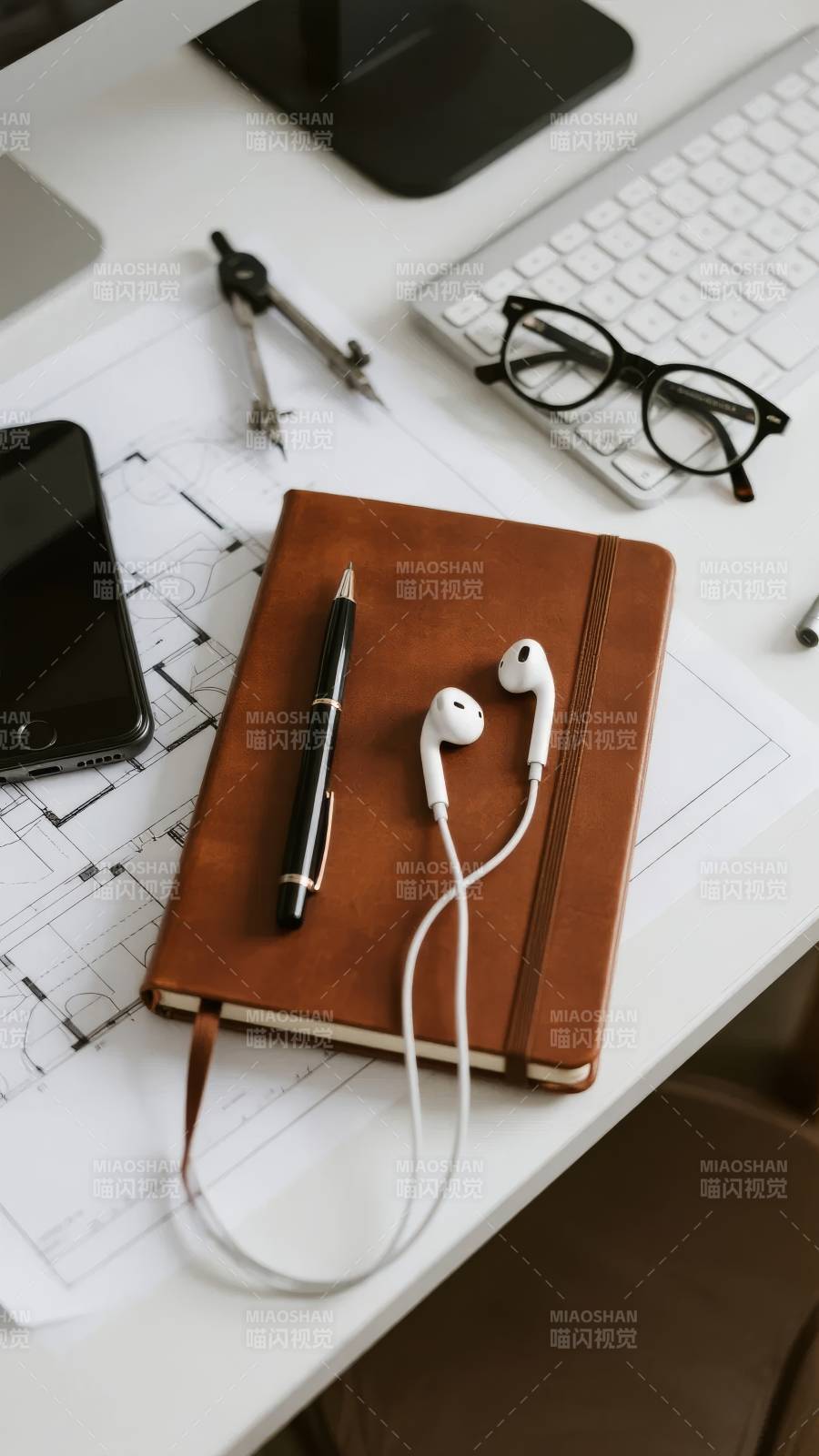 工作桌面静物图片