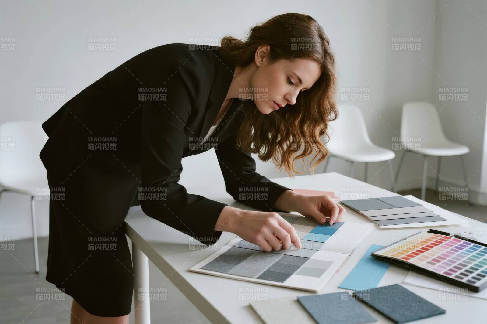 设计师专注配色工作图片