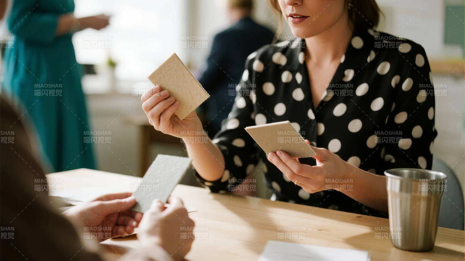 女士手中拿卡片图片
