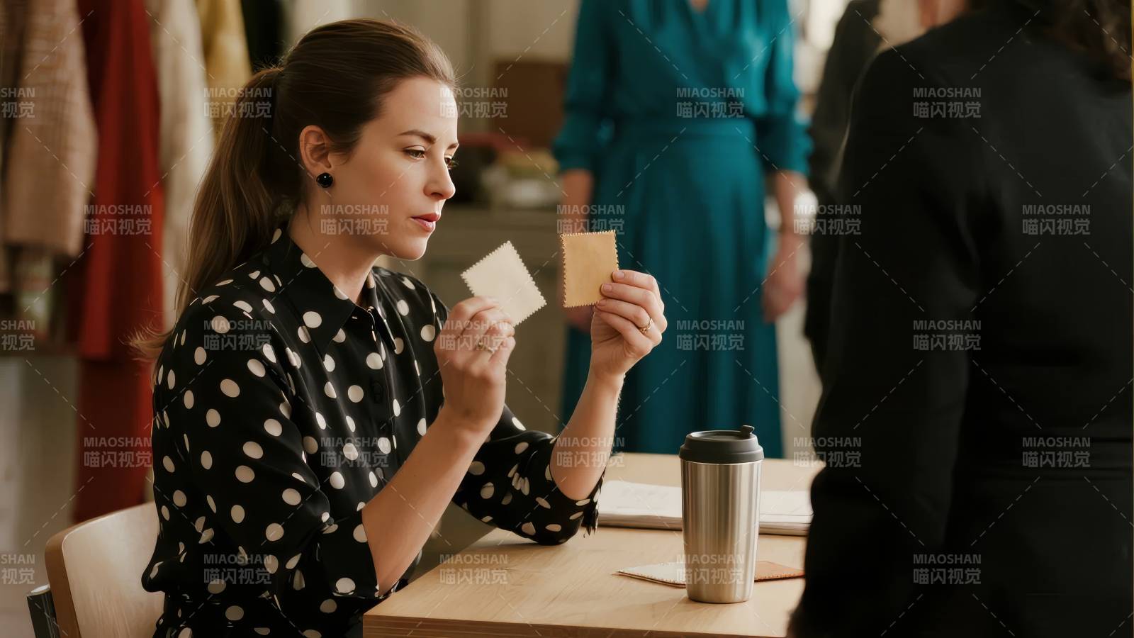 女子专注看卡片图片