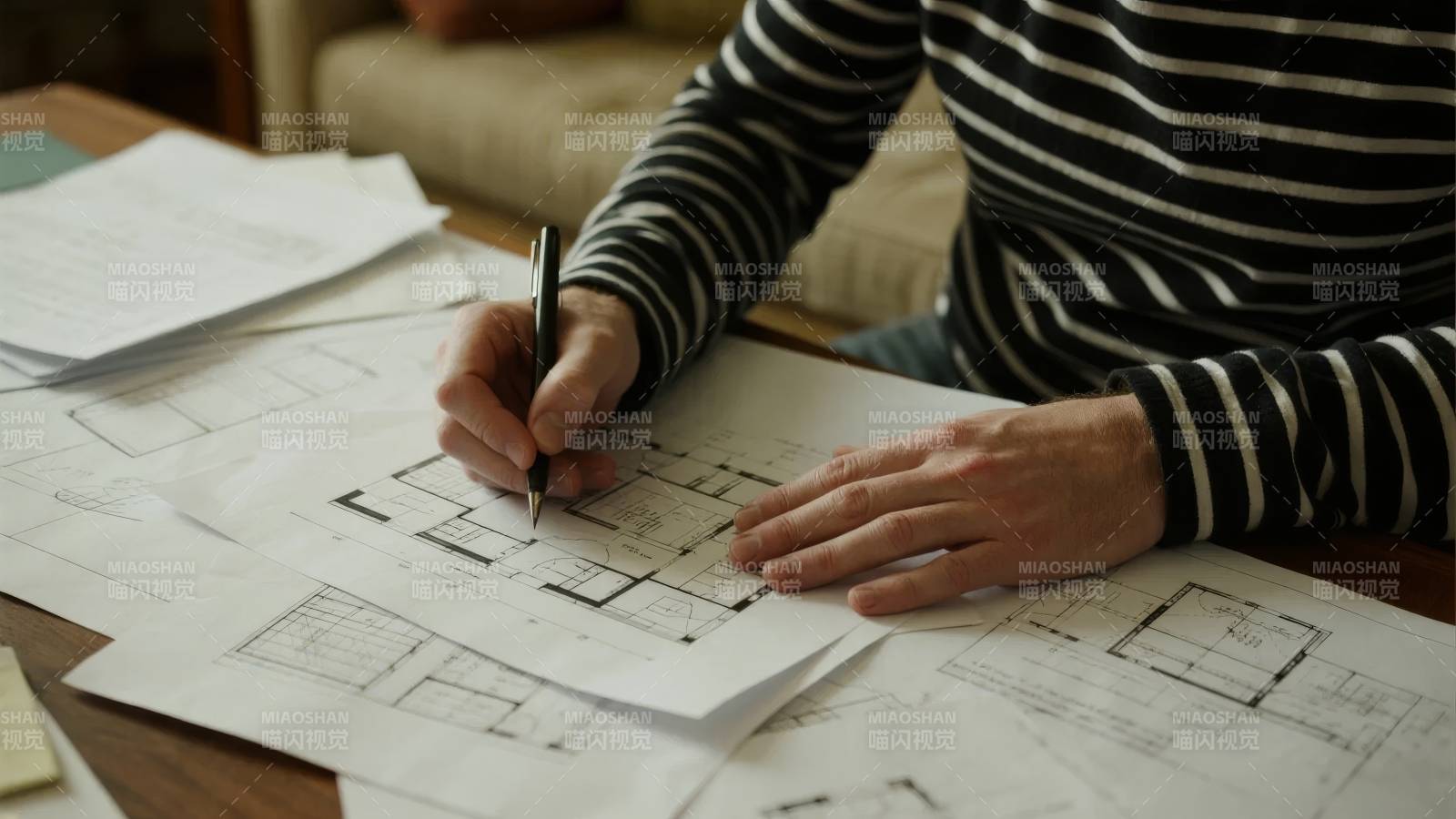 设计图纸中的专注图片