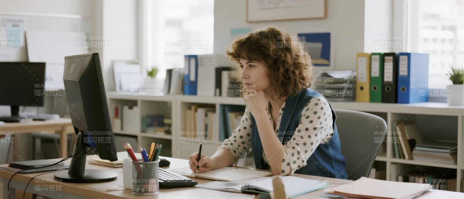 专注工作的女性图片