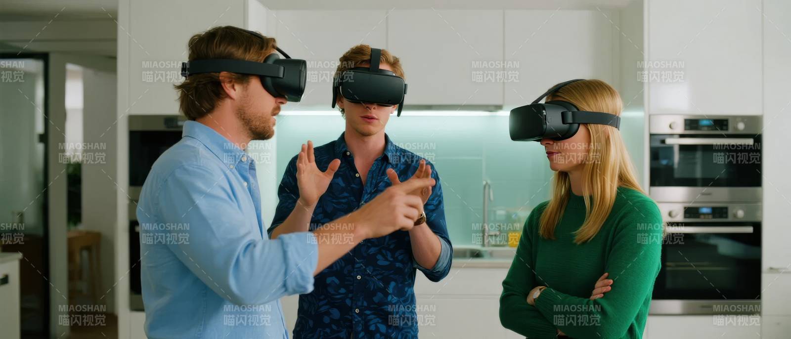 三人体验虚拟现实图片