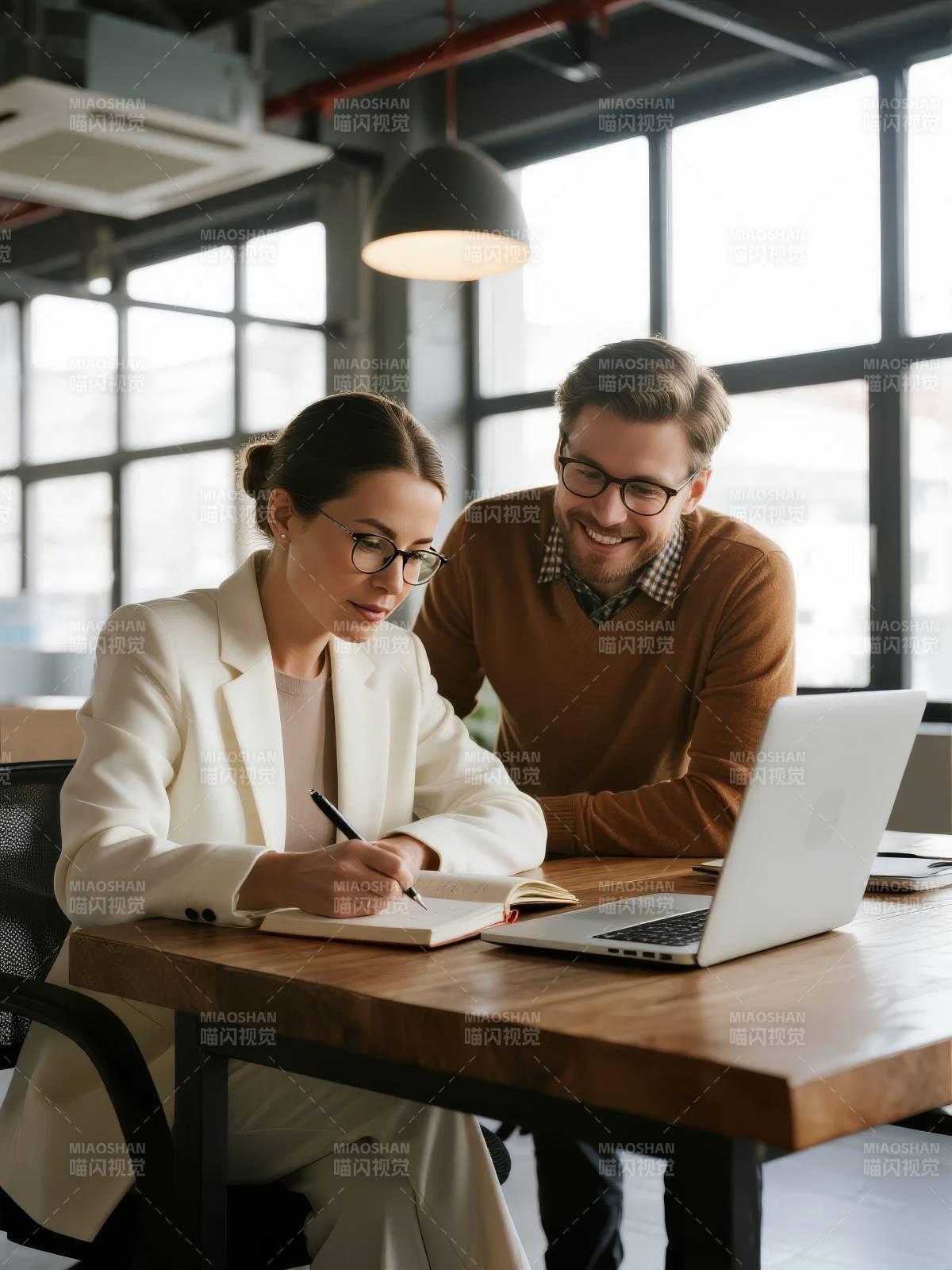 职场协作瞬间图片