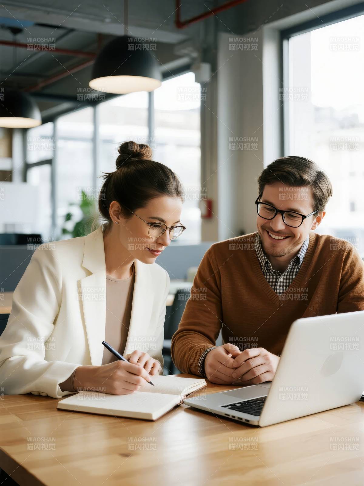 办公协作瞬间图片