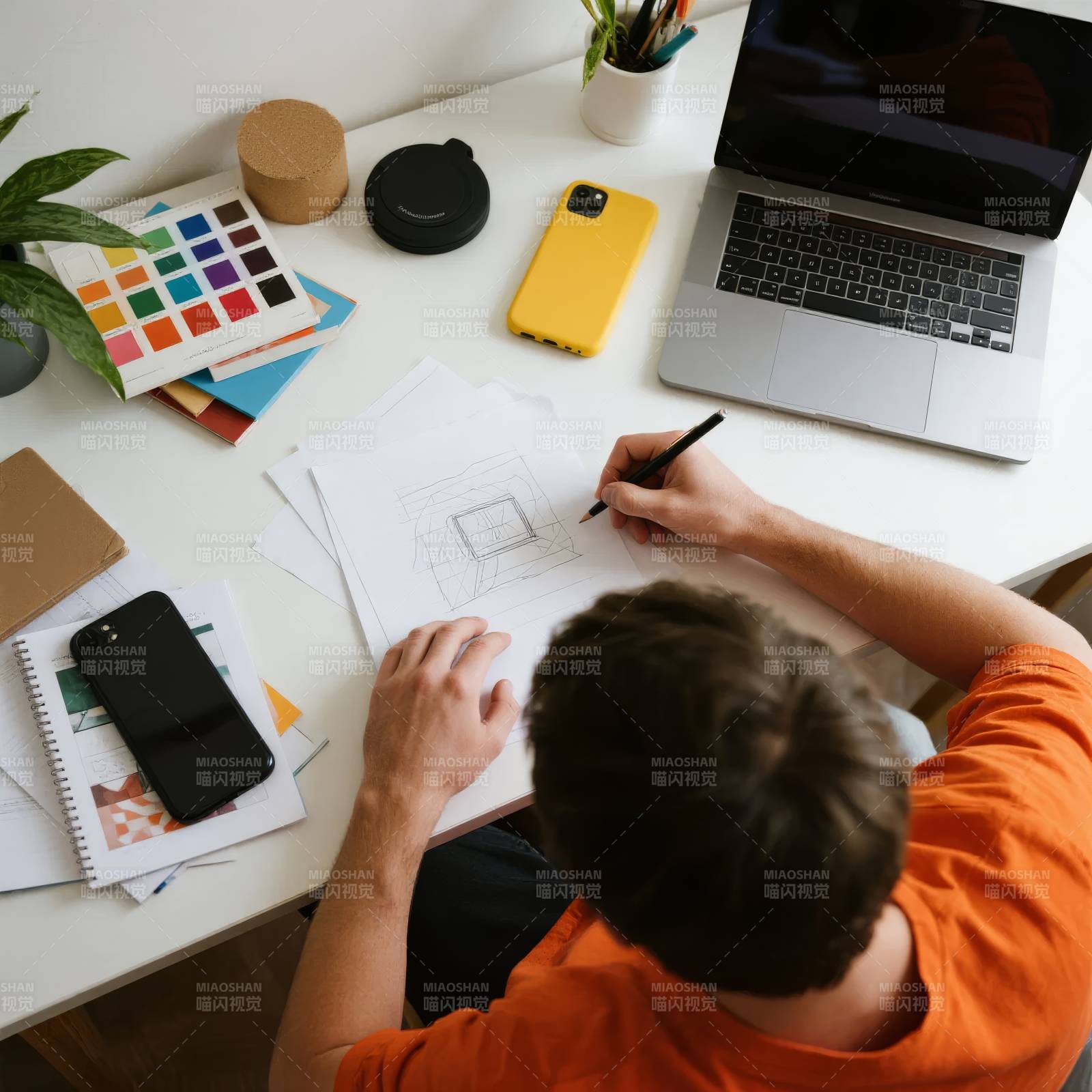 专注绘图的设计师图片